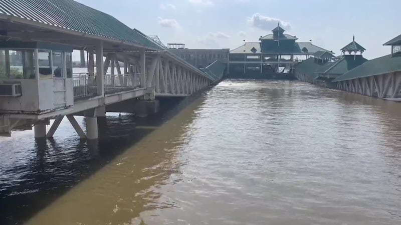 The floating buoy allowed the bridges to rise and fall as river levels changed.